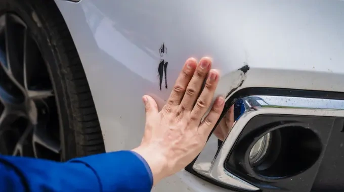 Apibraižytas automobilis stovėjimo aikštelėje – ką daryti?