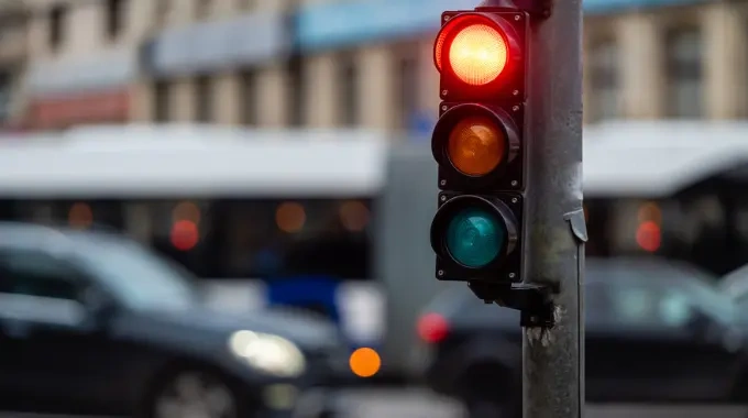 Važiavimas per raudoną: kaip jo išvengti ir kokios baudos laukia